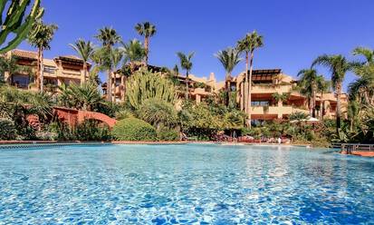 Amplio y lujoso apartamento con vista al mar en venta en un exclusivo complejo en la Milla de Oro de Marbella 802976