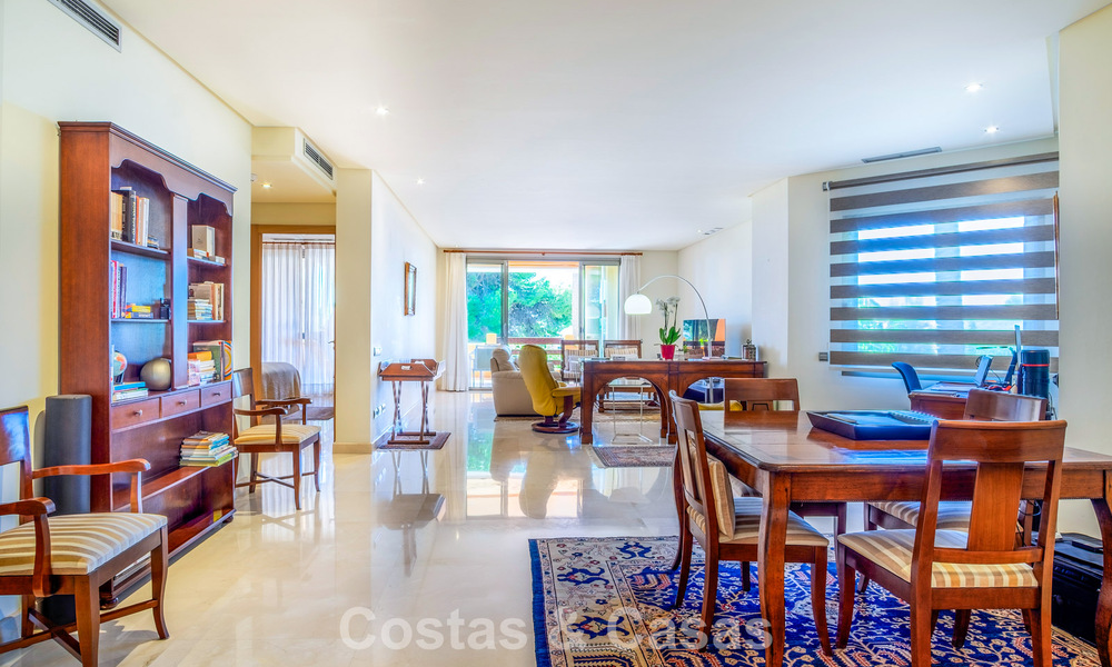 Amplio y lujoso apartamento con vista al mar en venta en un exclusivo complejo en la Milla de Oro de Marbella 802984