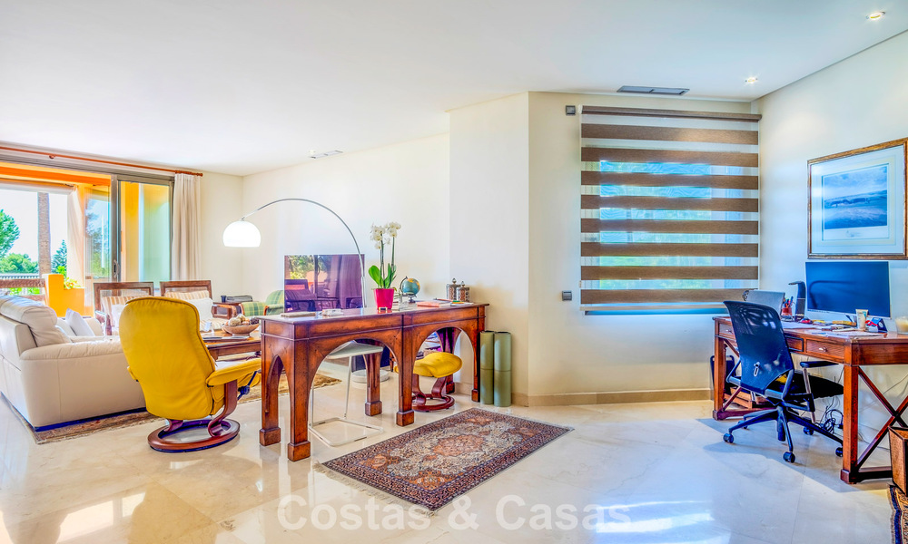 Amplio y lujoso apartamento con vista al mar en venta en un exclusivo complejo en la Milla de Oro de Marbella 802985