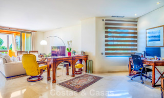 Amplio y lujoso apartamento con vista al mar en venta en un exclusivo complejo en la Milla de Oro de Marbella 802985 