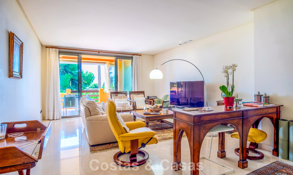Amplio y lujoso apartamento con vista al mar en venta en un exclusivo complejo en la Milla de Oro de Marbella 802986