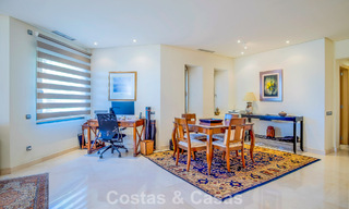 Amplio y lujoso apartamento con vista al mar en venta en un exclusivo complejo en la Milla de Oro de Marbella 802987 