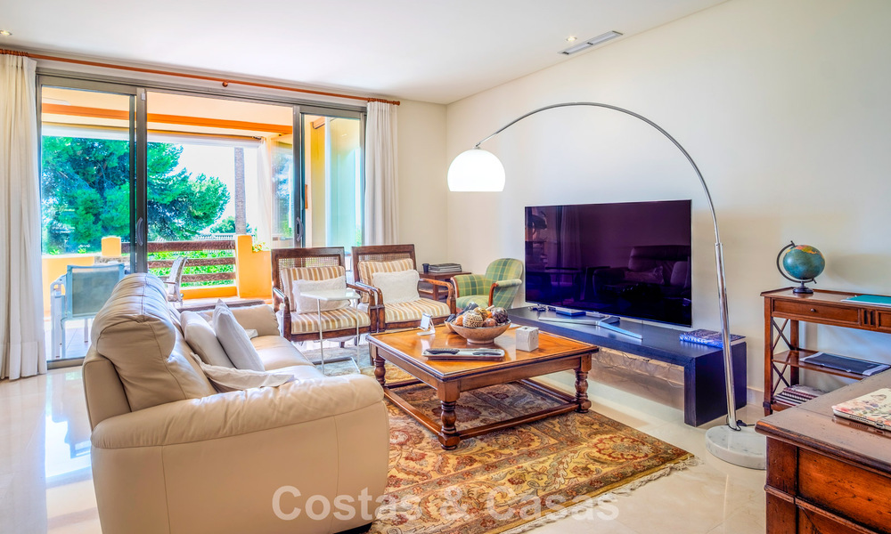 Amplio y lujoso apartamento con vista al mar en venta en un exclusivo complejo en la Milla de Oro de Marbella 802988