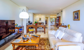 Amplio y lujoso apartamento con vista al mar en venta en un exclusivo complejo en la Milla de Oro de Marbella 802989 