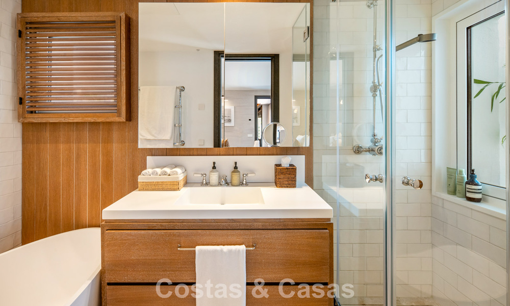 Exclusivo apartamento de lujo reformado en venta en Puente Romano, Marbella 802999