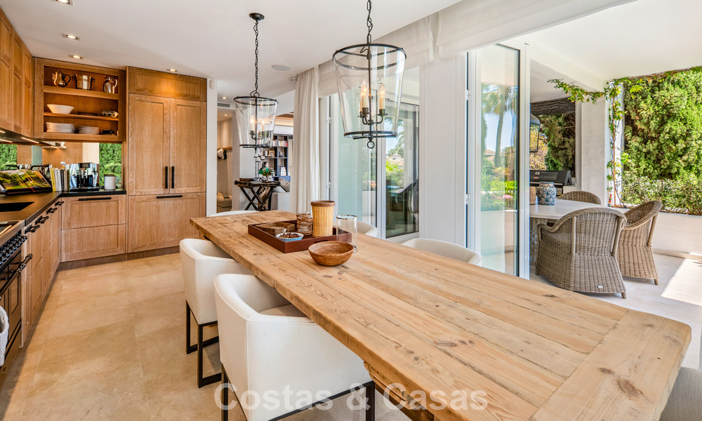 Exclusivo apartamento de lujo reformado en venta en Puente Romano, Marbella 803022