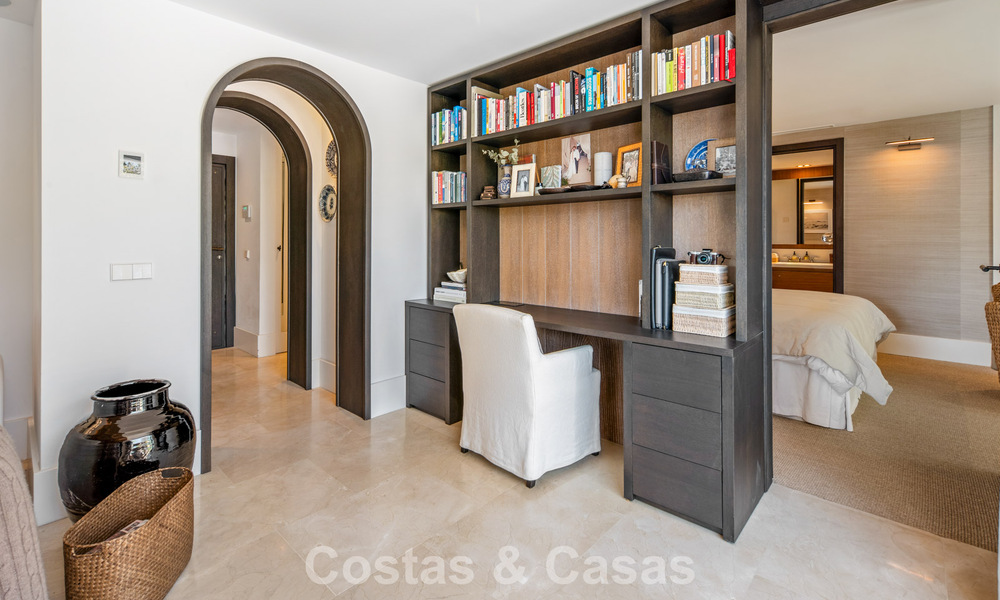 Exclusivo apartamento de lujo reformado en venta en Puente Romano, Marbella 803025
