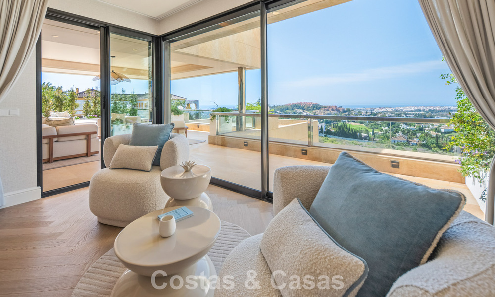 Exclusivo ático dúplex moderno con vistas panorámicas al mar en venta en Nueva Andalucía, Marbella 803039