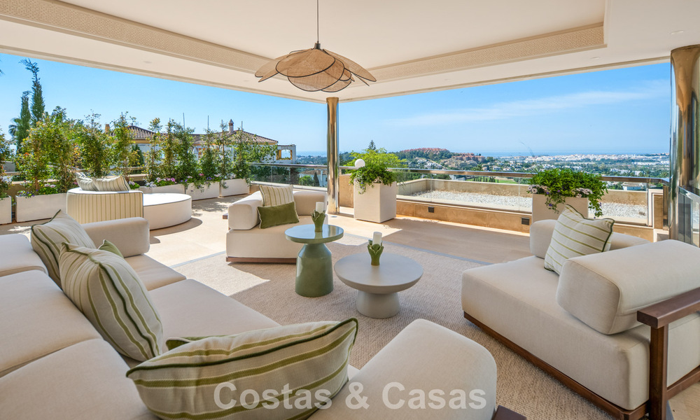 Exclusivo ático dúplex moderno con vistas panorámicas al mar en venta en Nueva Andalucía, Marbella 803040