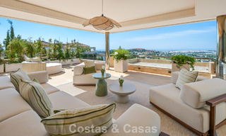 Exclusivo ático dúplex moderno con vistas panorámicas al mar en venta en Nueva Andalucía, Marbella 803040 