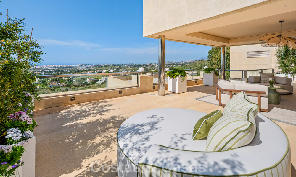 Exclusivo ático dúplex moderno con vistas panorámicas al mar en venta en Nueva Andalucía, Marbella 803041