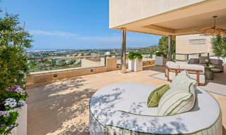 Exclusivo ático dúplex moderno con vistas panorámicas al mar en venta en Nueva Andalucía, Marbella 803041 