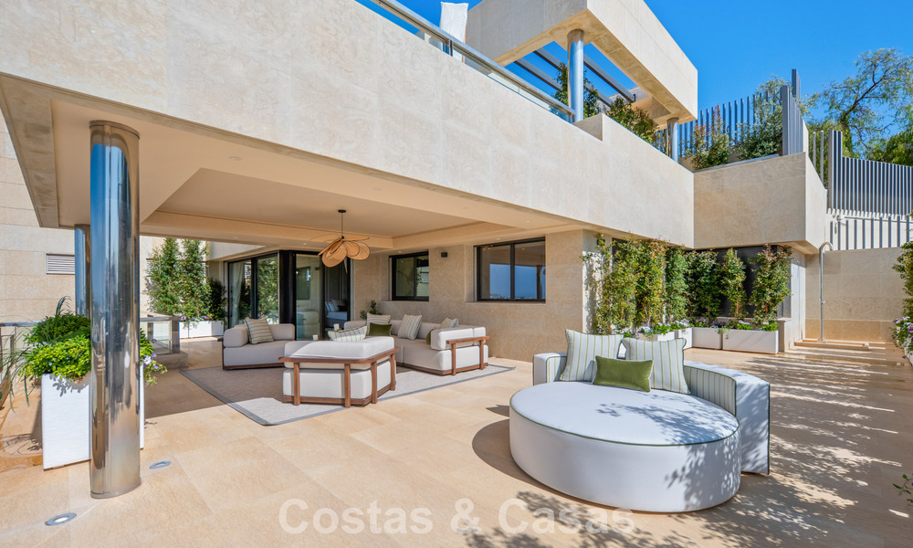 Exclusivo ático dúplex moderno con vistas panorámicas al mar en venta en Nueva Andalucía, Marbella 803042