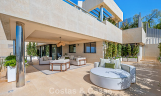 Exclusivo ático dúplex moderno con vistas panorámicas al mar en venta en Nueva Andalucía, Marbella 803042 