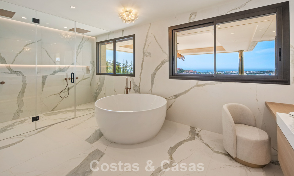 Exclusivo ático dúplex moderno con vistas panorámicas al mar en venta en Nueva Andalucía, Marbella 803045