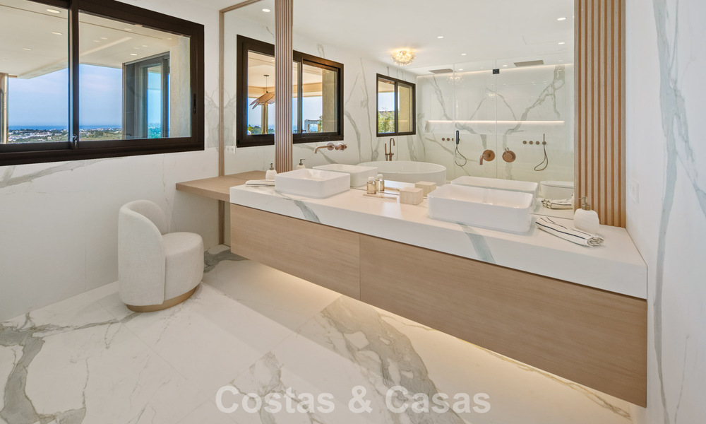Exclusivo ático dúplex moderno con vistas panorámicas al mar en venta en Nueva Andalucía, Marbella 803047