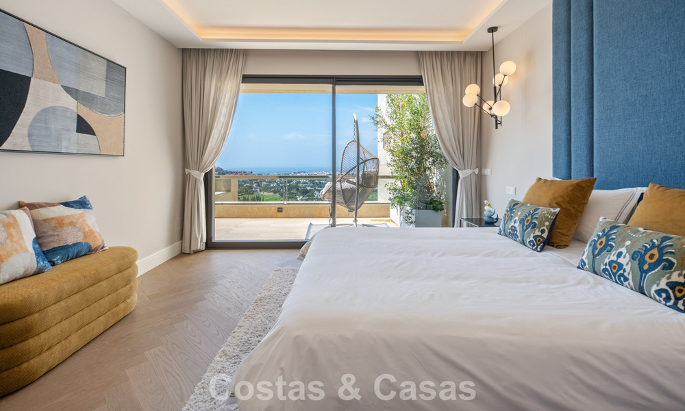 Exclusivo ático dúplex moderno con vistas panorámicas al mar en venta en Nueva Andalucía, Marbella 803051