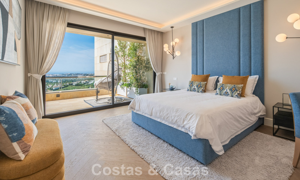 Exclusivo ático dúplex moderno con vistas panorámicas al mar en venta en Nueva Andalucía, Marbella 803052