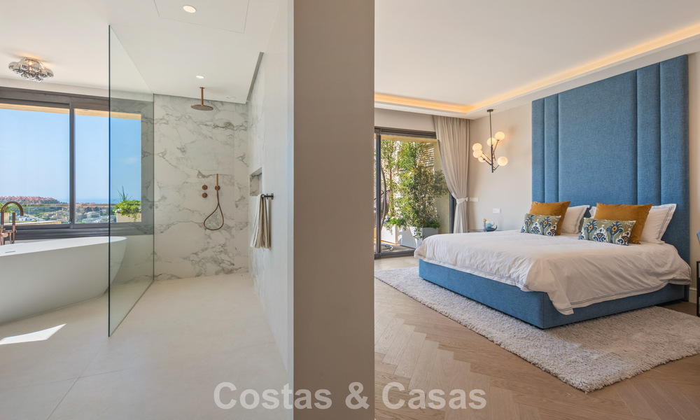 Exclusivo ático dúplex moderno con vistas panorámicas al mar en venta en Nueva Andalucía, Marbella 803054