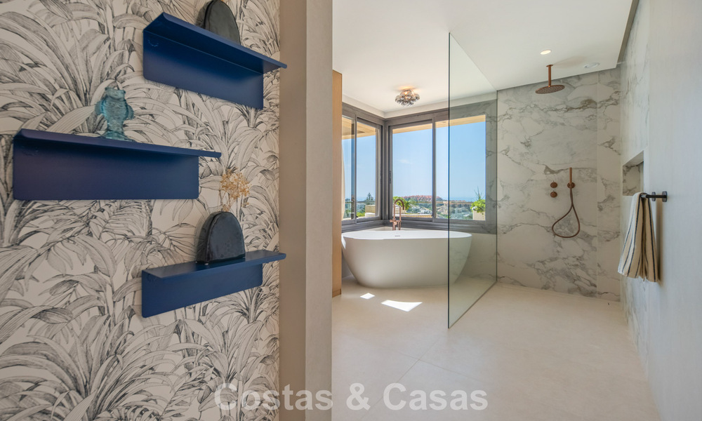 Exclusivo ático dúplex moderno con vistas panorámicas al mar en venta en Nueva Andalucía, Marbella 803055