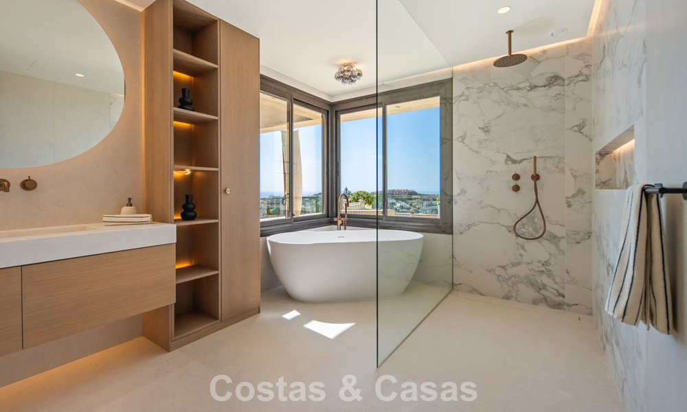 Exclusivo ático dúplex moderno con vistas panorámicas al mar en venta en Nueva Andalucía, Marbella 803056