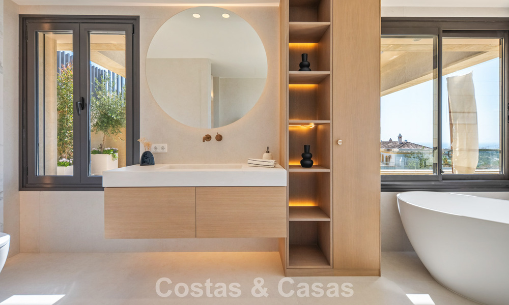 Exclusivo ático dúplex moderno con vistas panorámicas al mar en venta en Nueva Andalucía, Marbella 803057