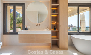Exclusivo ático dúplex moderno con vistas panorámicas al mar en venta en Nueva Andalucía, Marbella 803057 