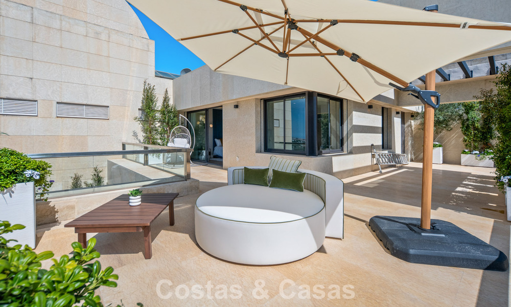 Exclusivo ático dúplex moderno con vistas panorámicas al mar en venta en Nueva Andalucía, Marbella 803059