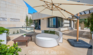 Exclusivo ático dúplex moderno con vistas panorámicas al mar en venta en Nueva Andalucía, Marbella 803059 
