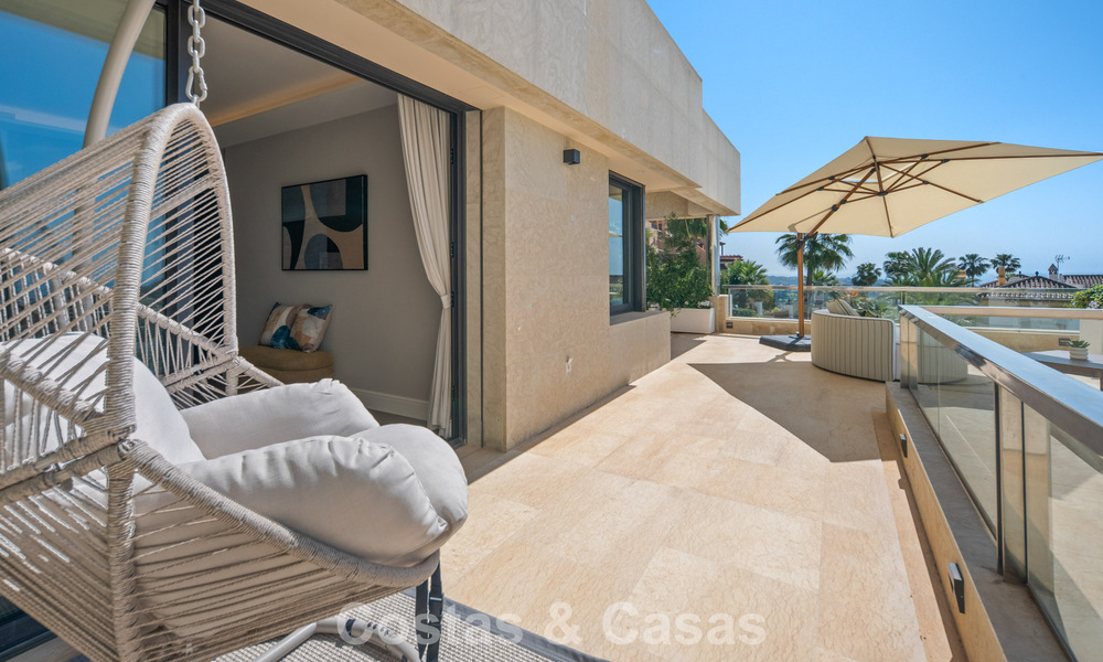Exclusivo ático dúplex moderno con vistas panorámicas al mar en venta en Nueva Andalucía, Marbella 803060