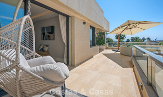 Exclusivo ático dúplex moderno con vistas panorámicas al mar en venta en Nueva Andalucía, Marbella 803060 