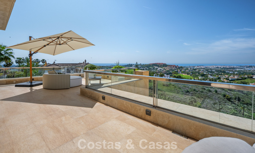 Exclusivo ático dúplex moderno con vistas panorámicas al mar en venta en Nueva Andalucía, Marbella 803061