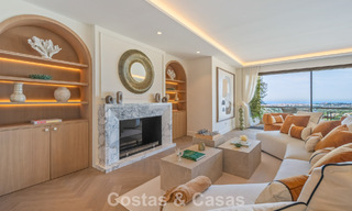 Exclusivo ático dúplex moderno con vistas panorámicas al mar en venta en Nueva Andalucía, Marbella 803063 