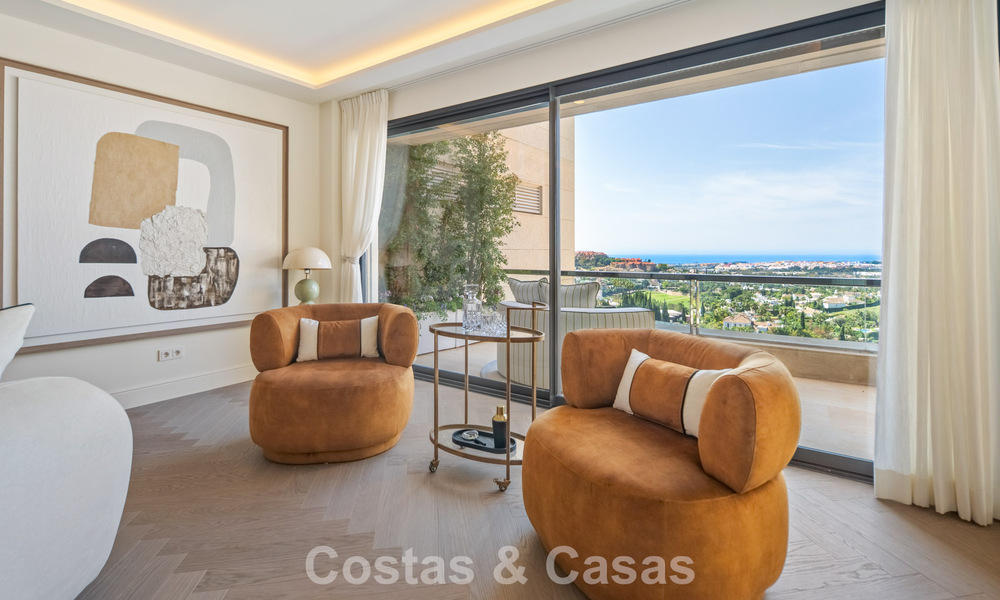 Exclusivo ático dúplex moderno con vistas panorámicas al mar en venta en Nueva Andalucía, Marbella 803065