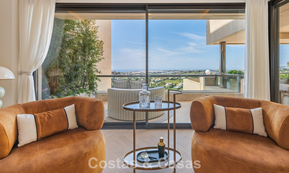 Exclusivo ático dúplex moderno con vistas panorámicas al mar en venta en Nueva Andalucía, Marbella 803068