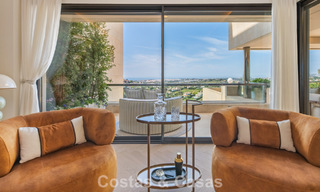 Exclusivo ático dúplex moderno con vistas panorámicas al mar en venta en Nueva Andalucía, Marbella 803068 