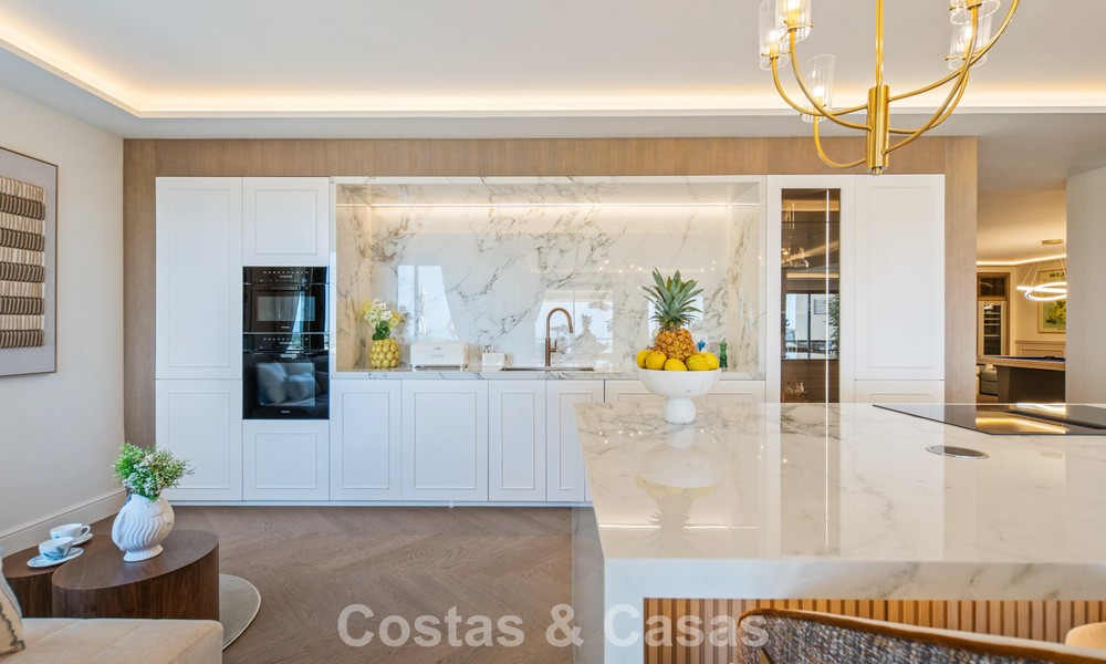 Exclusivo ático dúplex moderno con vistas panorámicas al mar en venta en Nueva Andalucía, Marbella 803071