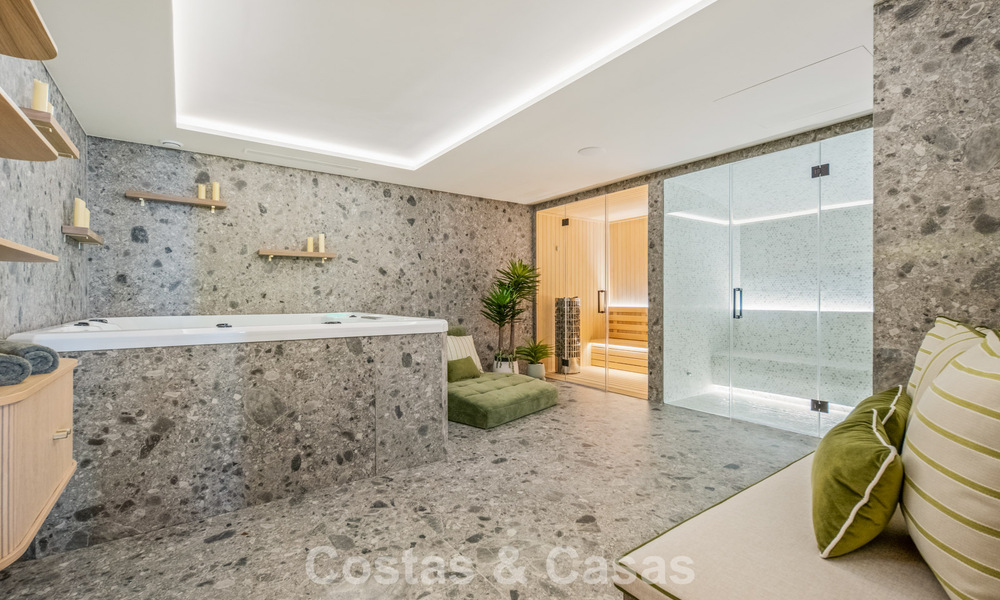 Exclusivo ático dúplex moderno con vistas panorámicas al mar en venta en Nueva Andalucía, Marbella 803081