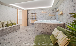 Exclusivo ático dúplex moderno con vistas panorámicas al mar en venta en Nueva Andalucía, Marbella 803083 
