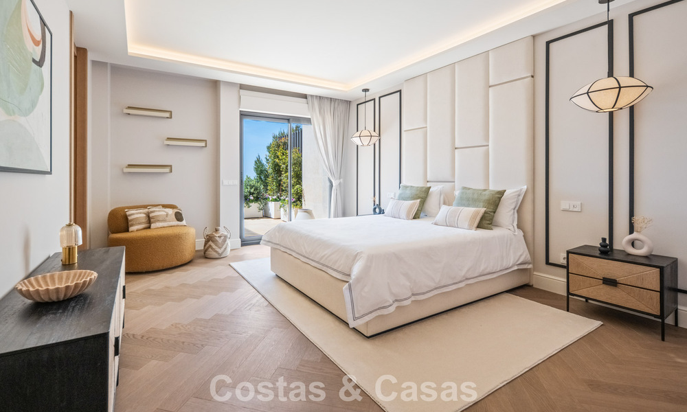 Exclusivo ático dúplex moderno con vistas panorámicas al mar en venta en Nueva Andalucía, Marbella 803089