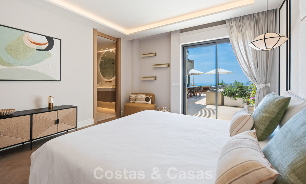 Exclusivo ático dúplex moderno con vistas panorámicas al mar en venta en Nueva Andalucía, Marbella 803090
