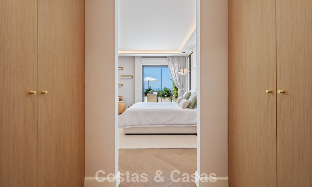 Exclusivo ático dúplex moderno con vistas panorámicas al mar en venta en Nueva Andalucía, Marbella 803092