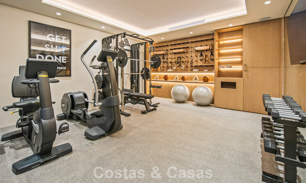 Exclusivo ático dúplex moderno con vistas panorámicas al mar en venta en Nueva Andalucía, Marbella 803096