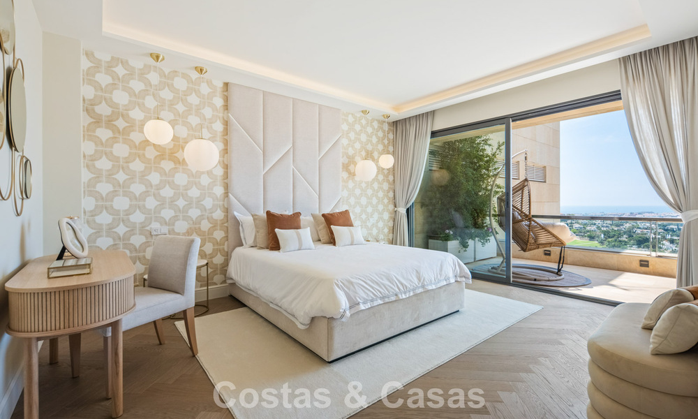 Exclusivo ático dúplex moderno con vistas panorámicas al mar en venta en Nueva Andalucía, Marbella 803099