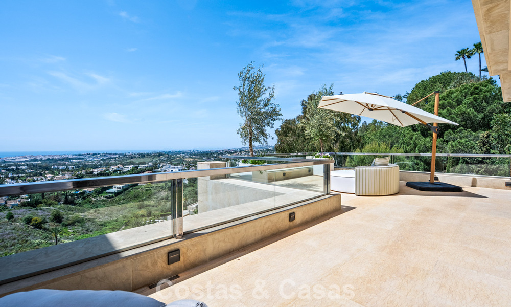Exclusivo ático dúplex moderno con vistas panorámicas al mar en venta en Nueva Andalucía, Marbella 803101