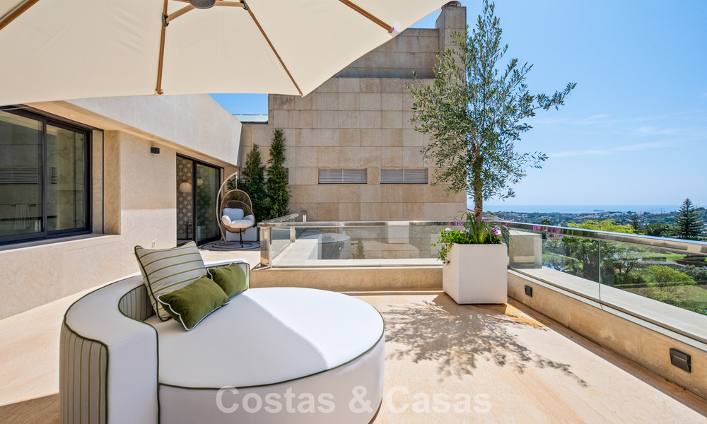 Exclusivo ático dúplex moderno con vistas panorámicas al mar en venta en Nueva Andalucía, Marbella 803102