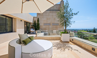 Exclusivo ático dúplex moderno con vistas panorámicas al mar en venta en Nueva Andalucía, Marbella 803102 