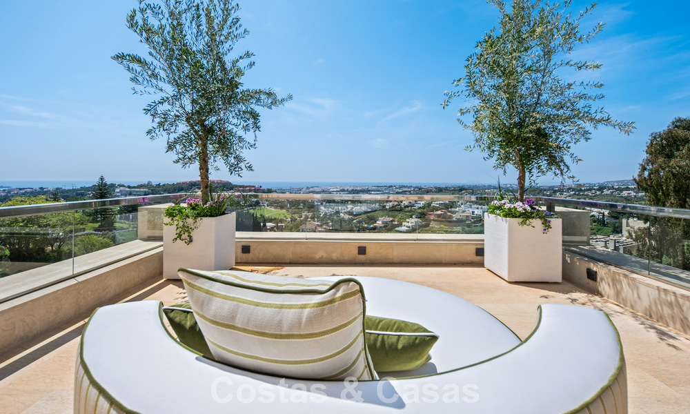 Exclusivo ático dúplex moderno con vistas panorámicas al mar en venta en Nueva Andalucía, Marbella 803104