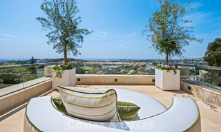 Exclusivo ático dúplex moderno con vistas panorámicas al mar en venta en Nueva Andalucía, Marbella 803104 