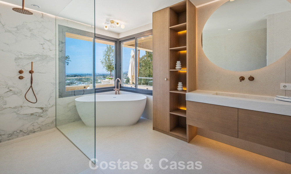 Exclusivo ático dúplex moderno con vistas panorámicas al mar en venta en Nueva Andalucía, Marbella 803105